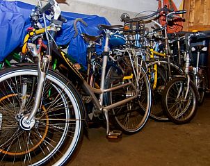 Radfahren in der Scheune des Ferienhauses in Dalfsen, erkunden Sie die Umgebung der Region Vecht, Overijssel.