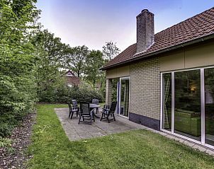 Ruim terras van Vakantiehuis Buitenplaats Gerner in Dalfsen, Vechtstreek, Overijssel met tuinmeubilair.