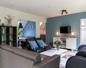 Stijlvolle woonkamer in Vakantiehuis Buitenplaats Gerner, Dalfsen, Vechtstreek, Overijssel met moderne inrichting.