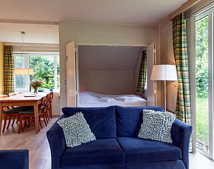 Open woonkamer met uitzicht in Vakantiehuis Buitenplaats Gerner, Dalfsen, Vechtstreek, Overijssel.