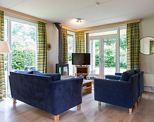 Ruime zithoek in Vakantiehuis Buitenplaats Gerner, Dalfsen, Vechtstreek, Overijssel met comfortabele banken.