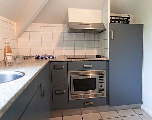 Functionele keuken in Vakantiehuis Buitenplaats Gerner, Dalfsen, Vechtstreek, Overijssel met moderne apparatuur.