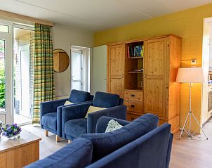 Gezellige zithoek in Vakantiehuis Buitenplaats Gerner, Dalfsen, Vechtstreek, Overijssel met houten kast.