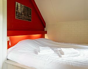 Knusse slaapruimte in Vakantiehuis Buitenplaats Gerner, Dalfsen, Vechtstreek, Overijssel met rode accenten.