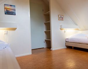 Slaapruimte met boekenplanken in Vakantiehuis Buitenplaats Gerner, Dalfsen, Vechtstreek, Overijssel.