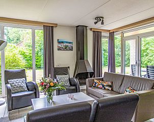 Gezellige woonkamer in Vakantiehuis 6-persoons, Dalfsen, met veel lichtinval en uitzicht op de tuin.