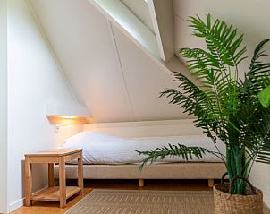 Comfortabele slaapkamer in Vakantiehuis 6-persoons, Dalfsen, met grote ramen en veel daglicht.