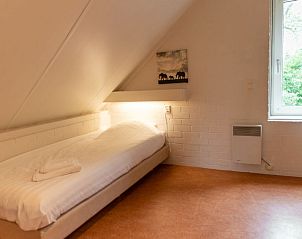 Slaapkamer met raam en uitzicht op natuur in Vakantiehuis 6-persoons, Dalfsen.