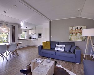 Moderne open keuken in Vakantiehuis 4-persoons bos in Dalfsen, compleet uitgerust voor een comfortabel verblijf in de Vechtstreek, Overijssel.