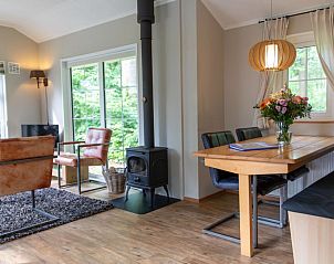 Volledig uitgeruste keuken in Vakantiehuis 4-persoons bos in Dalfsen, ideaal voor koken tijdens een verblijf in de Vechtstreek, Overijssel.