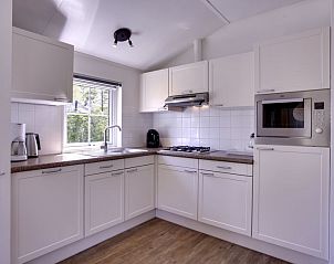 Tweede slaapkamer in Vakantiehuis 4-persoons bos in Dalfsen, met comfortabele bedden en uitzicht op de groene omgeving van de Vechtstreek, Overijssel.