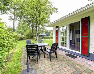 Zithoek met leren stoelen in Vakantiehuis 4-persoons bos in Dalfsen, ideaal voor ontspanning in de Vechtstreek, Overijssel.
