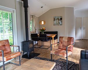 Ruime zithoek in Vakantiehuis 4-persoons bos in Dalfsen, met uitzicht op de tuin in de Vechtstreek, Overijssel.