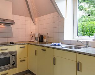 Moderne keuken met lichte kastjes in Vakantiehuis Buitenplaats Gerner, Dalfsen, Vechtstreek, Overijssel.