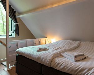 Comfortabele slaapkamer met uitzicht in Vakantiehuis Buitenplaats Gerner, Dalfsen, Vechtstreek, Overijssel.