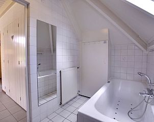 Luxe badkamer met ligbad in Vakantiehuis Buitenplaats Gerner, Dalfsen, Vechtstreek, Overijssel.