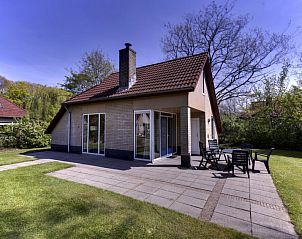 Ruim terras bij Vakantiehuis Buitenplaats Gerner in Dalfsen, perfect voor buiten dineren in Overijssel.
