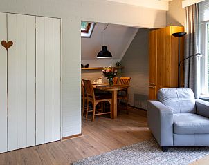 Eethoek in Vakantiehuis Buitenplaats Gerner, Dalfsen, Overijssel met sfeervolle houten meubels.