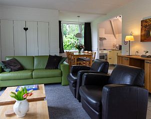 Ruime woonkamer met groene bank in Vakantiehuis Buitenplaats Gerner, Dalfsen, Overijssel.