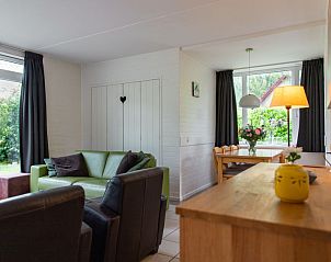 Gezellige zithoek met groene bank in Vakantiehuis Buitenplaats Gerner, Dalfsen, perfect voor ontspanning.