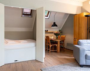 Comfortabele eetkamer in Vakantiehuis Buitenplaats Gerner, Dalfsen, Overijssel met houten meubels.