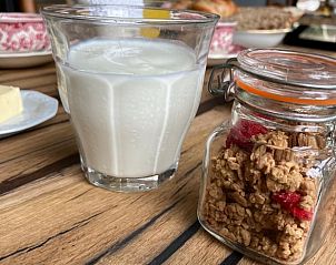 Frhstck mit Milch und Msli im Ferienhaus in Dalfsen, Overijssel.