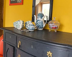 Antiker Porzellanschrank in einem Ferienhaus in Dalfsen, Vechtstreek, Overijssel.