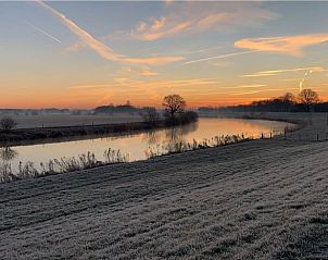 Atemberaubender Sonnenaufgang am Fluss in der Nhe des Ferienhauses in Dalfsen.
