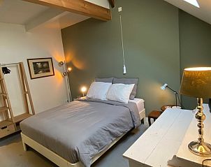 Stilvolles Schlafzimmer mit Holzakzenten im Ferienhaus in Dalfsen.