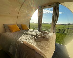 Gezellige slaapkamer in Huisje in Dalfsen met uitzicht op de groene velden in Overijssel.