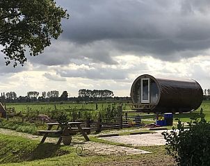Exterieur van Huisje in Dalfsen, omringd door de rustgevende natuur van de Vechtstreek.