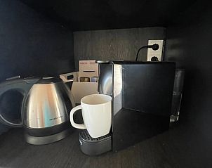 Praktische koffie- en theefaciliteiten in Huisje in Dalfsen, ideaal voor een ontspannen verblijf.