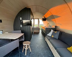 Stijlvolle binnenruimte van Huisje in Dalfsen met moderne voorzieningen en veel lichtinval.