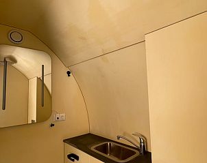 Functionele badkamer in vakantiehuis Huisje in Dalfsen, perfect voor een comfortabel verblijf.