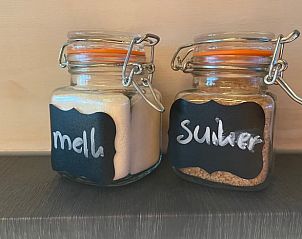 Handige voorraadpotten met melk en suiker in de keuken van Huisje in Dalfsen, Dalfsen.