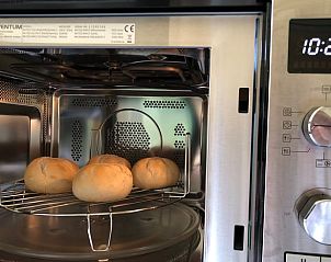 Verse broodjes in de oven van Huisje in Dalfsen, perfect voor een heerlijk ontbijt.