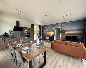 Eetkamer en keuken van Just Nature MIVA vakantiehuis in Hardenberg, Vechtstreek met sfeervolle inrichting.