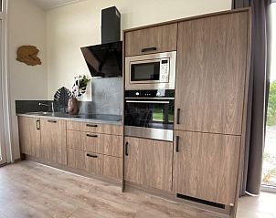 Moderne keuken in Just Nature MIVA vakantiewoning in Hardenberg, Overijssel met complete uitrusting.