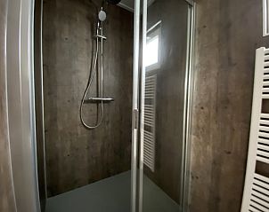 Stijlvolle douche in Just Nature MIVA vakantiehuis in Hardenberg, Vechtstreek, Overijssel voor comfortabel verblijf.