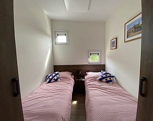 Gezellige slaapkamer met twee bedden in Just Nature MIVA vakantiehuis in Hardenberg, Vechtstreek.