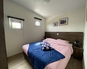 Comfortabele tweepersoons slaapkamer in Just Nature MIVA vakantiewoning in Hardenberg, Overijssel.