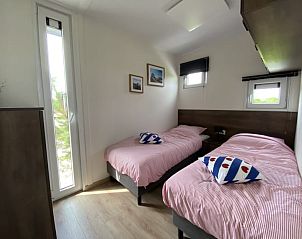 Lichte slaapkamer met twee eenpersoonsbedden in Just Nature MIVA vakantiehuis in Hardenberg, Vechtstreek.