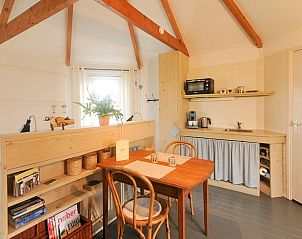 Gezellige binnenruimte van Huisje in Balkbrug, vakantiehuis in Vechtstreek, Overijssel, met houten interieur en knusse eethoek.