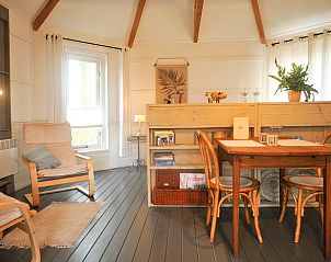 Gezellige binnenruimte van Huisje in Balkbrug, vakantiehuis in de Vechtstreek, Overijssel, met houten interieur en sfeervolle inrichting.