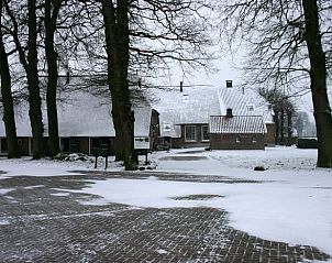 Vakantiehuisje in Balkbrug in winterse omgeving, gelegen in de Vechtstreek, Overijssel. Geniet van een serene vakantie in deze sfeervolle vakantiewoning.