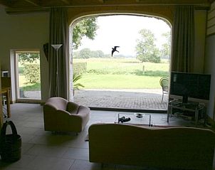 Gezellige woonkamer van Vakantiehuisje in Balkbrug met uitzicht op groene velden, gelegen in de rustieke Vechtstreek, Overijssel.