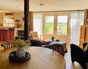 Gezellige woonkamer in Huisje in Balkbrug, vakantiehuis in Vechtstreek, Overijssel, met uitzicht op de natuur.