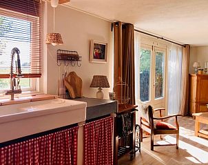 Landelijke keuken in Huisje in Balkbrug, vakantiehuis in Vechtstreek, Overijssel, met authentieke details.