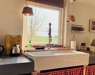 Keuken in Huisje in Balkbrug, vakantiehuis in Vechtstreek, Overijssel, met rustieke elementen en uitzicht.