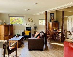 Ruime woonkamer in Huisje in Balkbrug, vakantiehuis in Vechtstreek, Overijssel, met veel licht en gezellige inrichting.